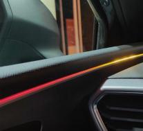 ​新型SEAT Leon在环境照明中集成了盲点警告