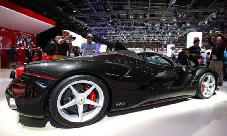 法拉利发布 的官方图片显示了黑色饰面的LaFerrari  Aperta