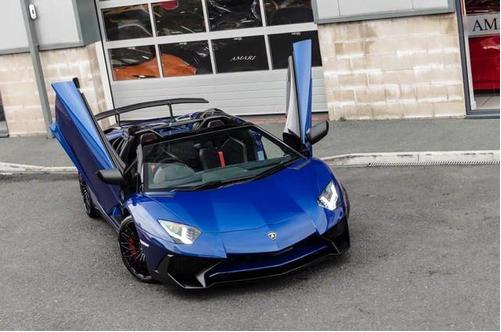 幸运的家伙采取交付新的兰博基尼Aventador SV