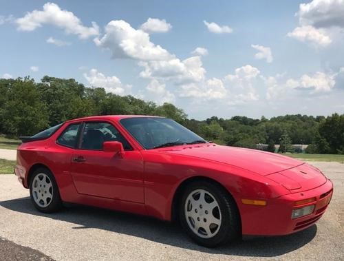 现代化的Porsche 944外观时尚橡胶鸭尾扰流板脱颖而出