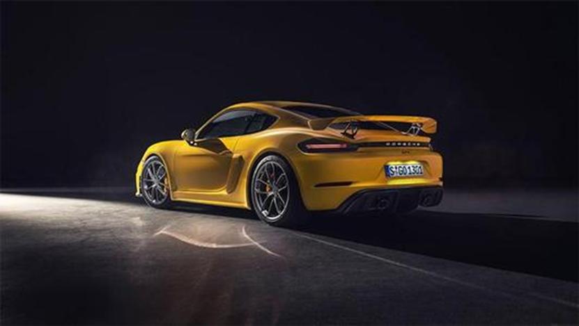 保时捷718 Cayman GT4出现在交通中展示了新的车轮和大翼