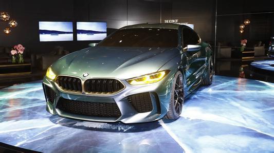 BMW M8 Coupe和敞篷车同时被捕追逐魔戒