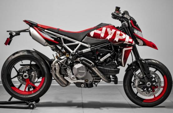 乔纳杜卡迪的获得者赢得了带有定制涂装的Hypermotard 950