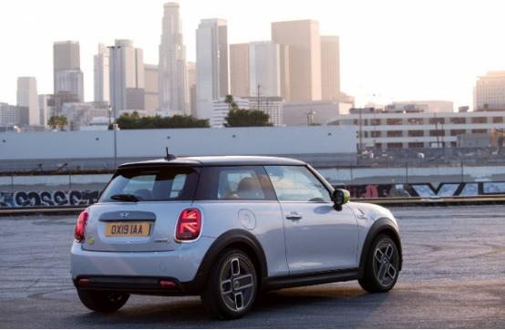 2020 MINI Cooper SE不会赢得电动汽车评论家的青睐