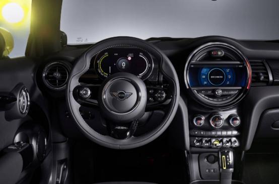 2020 MINI Cooper SE不会赢得电动汽车评论家的青睐