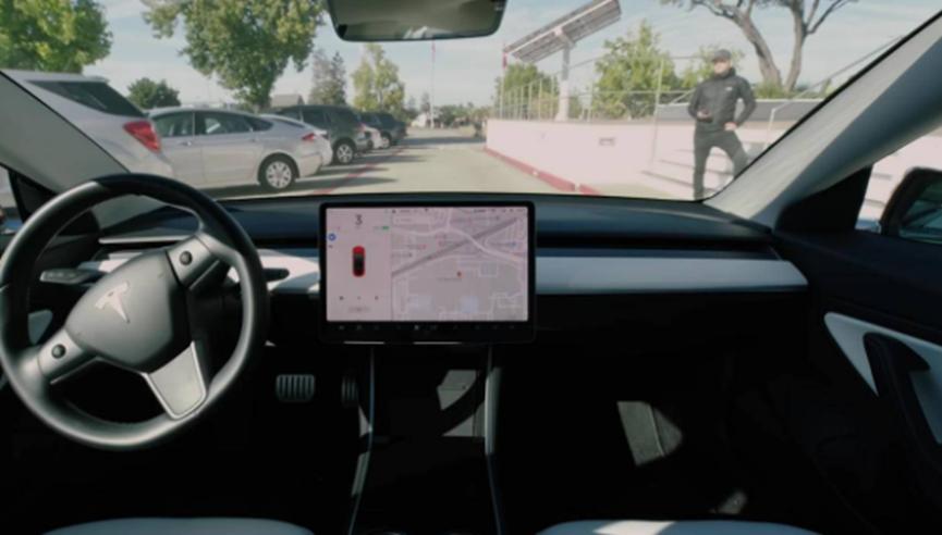 根据消费者报告 Tesla Smart Summon不可靠且容易出错