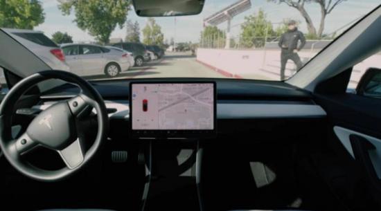 根据消费者报告 Tesla Smart Summon不可靠且容易出错