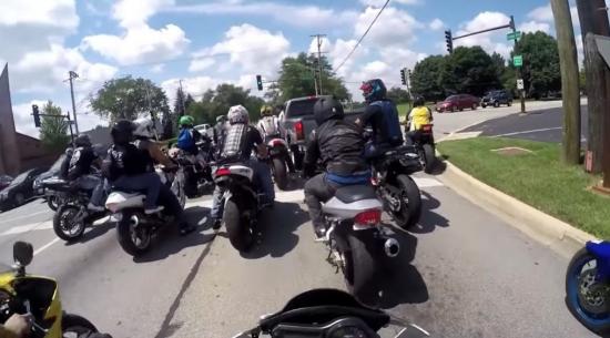 Bikers Confront GMC Sierra驱动程序