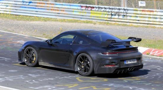 992保时捷911 GT3掉了很多迷彩，看起来很卑鄙