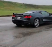 这就是C8 Corvette Stingray Z51在湿滑道路上加速的方式