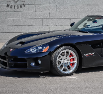 道奇Viper SRT-10敞篷车具有黑色外观和黑色红色内饰